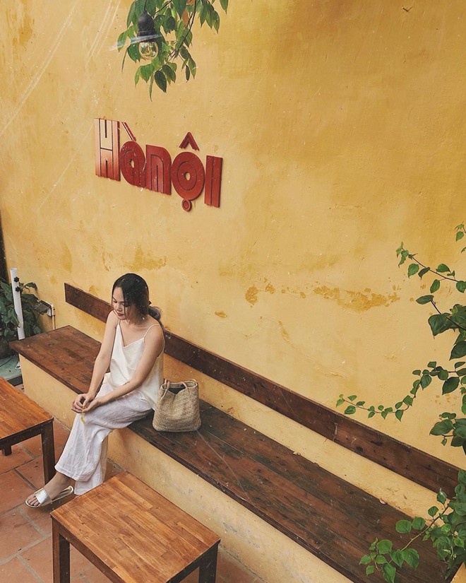 Từ vụ Kh&aacute;nh Linh bị chủ qu&aacute;n ph&agrave;n n&agrave;n sau lưng v&igrave; chụp ảnh ở qu&aacute;n cafe, d&acirc;n t&igrave;nh đang x&uacute;m lại b&agrave;n t&aacute;n điều g&igrave;? - Ảnh 2.