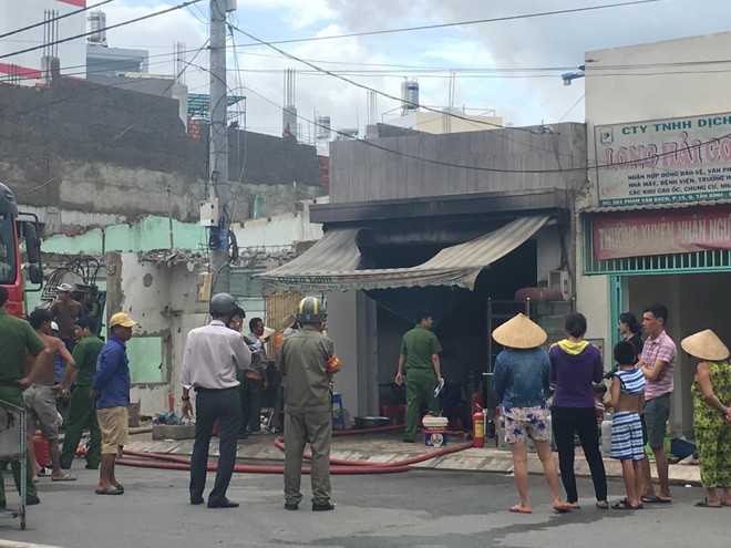 TP. HCM: Nổ bình gas làm cháy quán ăn, một người bị thương - Ảnh 2.