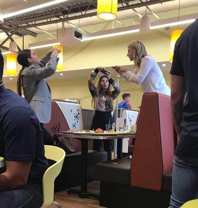 Những bức ảnh selfie bất chấp cho ch&uacute;ng ta thấy mạng x&atilde; hội đ&atilde; chi phối v&agrave; thao t&uacute;ng ch&uacute;ng ta như thế n&agrave;o - Ảnh 1.