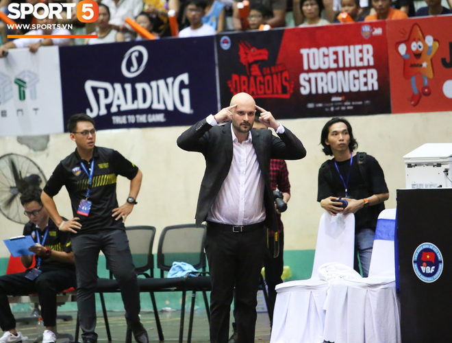 HLV Predrag Lukic h&agrave;i l&ograve;ng với c&ocirc;ng t&aacute;c trọng t&agrave;i ở trận gặp Danang Dragons, bức x&uacute;c v&igrave;... hệ thống điều h&ograve;a - Ảnh 4.