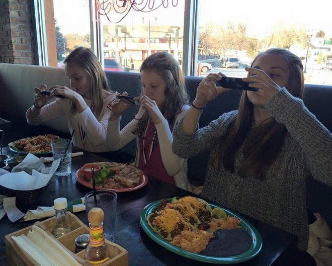Những bức ảnh selfie bất chấp cho ch&uacute;ng ta thấy mạng x&atilde; hội đ&atilde; chi phối v&agrave; thao t&uacute;ng ch&uacute;ng ta như thế n&agrave;o - Ảnh 9.