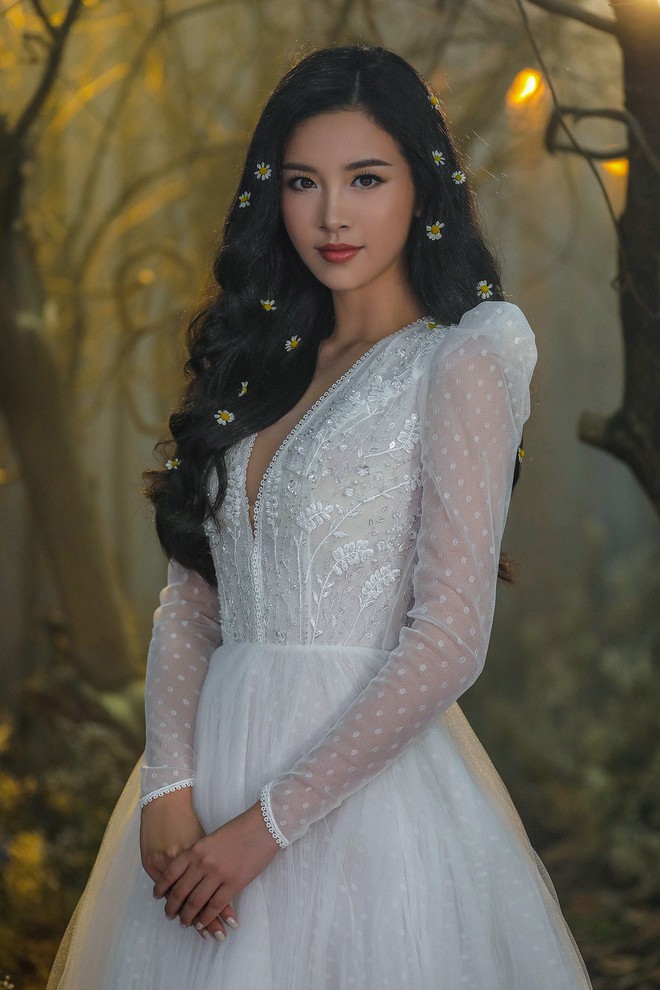 Top 3 Hoa hậu Việt Nam diện váy cưới đọ sắc nhưng khuôn ngực căng đầy ở tuổi 19 của Tiểu Vy nổi bật hơn cả - Ảnh 10.