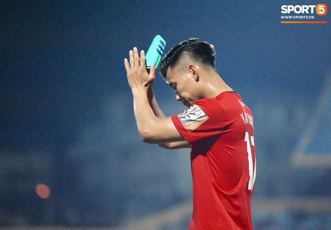 Văn Thanh không hài lòng, phản ứng với ban huấn luyện khi bị thay ra giữa trận gặp Hà Nội FC - Ảnh 7.