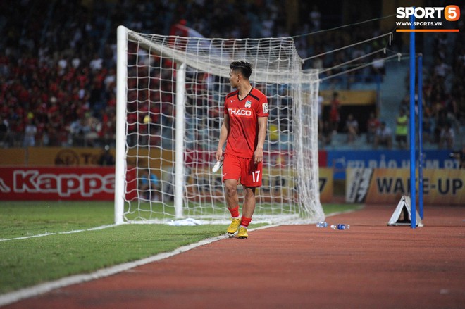 Văn Thanh không hài lòng, phản ứng với ban huấn luyện khi bị thay ra giữa trận gặp Hà Nội FC - Ảnh 6.