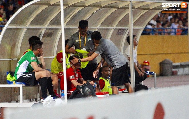 Văn Thanh không hài lòng, phản ứng với ban huấn luyện khi bị thay ra giữa trận gặp Hà Nội FC - Ảnh 10.