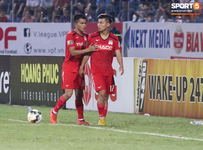 Văn Thanh không hài lòng, phản ứng với ban huấn luyện khi bị thay ra giữa trận gặp Hà Nội FC - Ảnh 2.