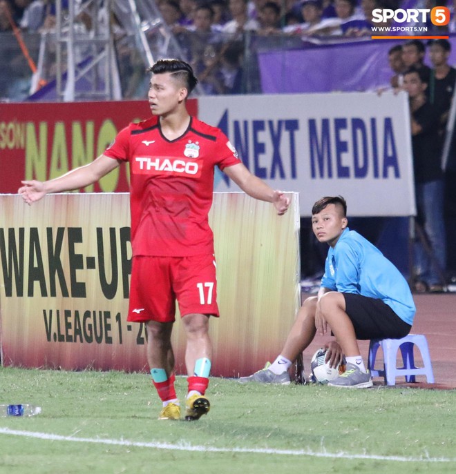 Văn Thanh không hài lòng, phản ứng với ban huấn luyện khi bị thay ra giữa trận gặp Hà Nội FC - Ảnh 3.