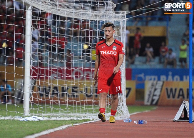 Văn Thanh không hài lòng, phản ứng với ban huấn luyện khi bị thay ra giữa trận gặp Hà Nội FC - Ảnh 4.