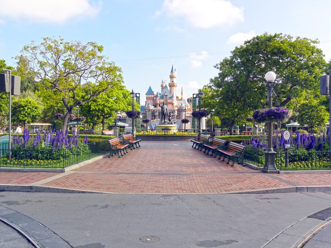 Bất ngờ trước cảnh tượng “vắng như chùa bà đanh” của công viên Disneyland nổi tiếng thế giới, nguyên nhân do đâu? - Ảnh 4.