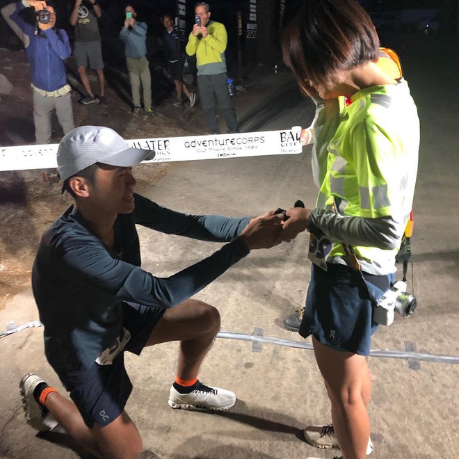 Chàng trai chạy một mạch vượt quãng đường marathon dài tới 217km và lời cầu hôn tới bạn gái khiến ai cũng xúc động - Ảnh 2.