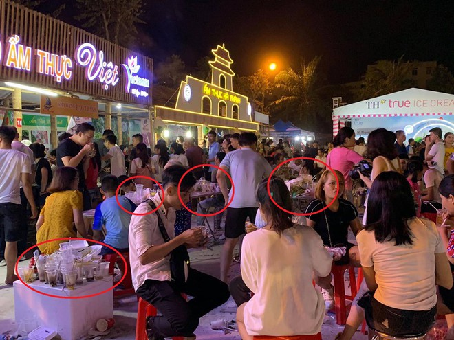 Sốc với cảnh tượng rác ngập tận mắt đêm khai mạc Festival Văn hóa ẩm thực du lịch Quốc tế ở Nghệ An - Ảnh 3.