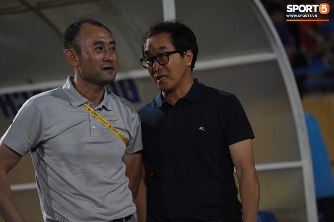 Văn Thanh không hài lòng, phản ứng với ban huấn luyện khi bị thay ra giữa trận gặp Hà Nội FC - Ảnh 12.