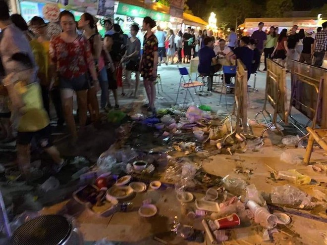 Sốc với cảnh tượng rác ngập tận mắt đêm khai mạc Festival Văn hóa ẩm thực du lịch Quốc tế ở Nghệ An - Ảnh 2.