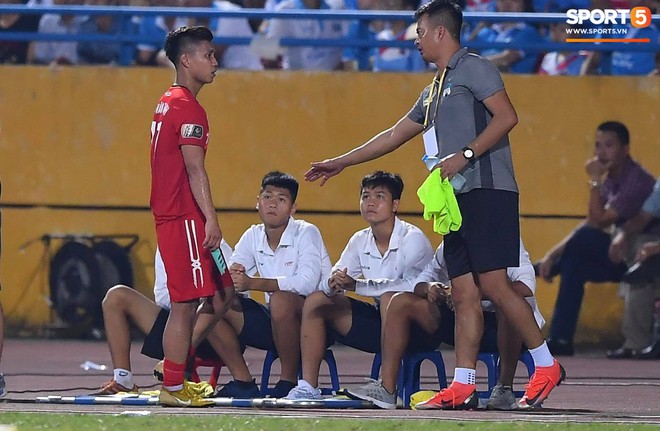 Văn Thanh không hài lòng, phản ứng với ban huấn luyện khi bị thay ra giữa trận gặp Hà Nội FC - Ảnh 8.