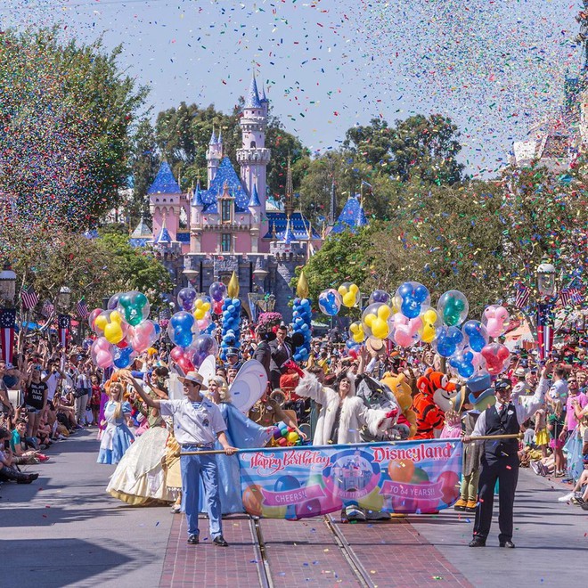 Bất ngờ trước cảnh tượng “vắng như chùa bà đanh” của công viên Disneyland nổi tiếng thế giới, nguyên nhân do đâu? - Ảnh 3.