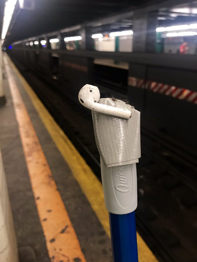 Đ&#225;nh rơi AirPod ở đường ray t&#224;u điện, c&#244; g&#225;i nh&#225;t gừng nhanh tr&#237; nghĩ chi&#234;u đối ph&#243; đỉnh cao cứu v&#227;n t&#236;nh thế - Ảnh 4.