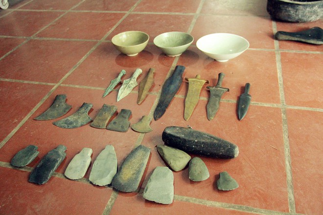 Bắc Giang: Kỳ lạ người đ&agrave;n &ocirc;ng lưu giữ kho cổ vật h&agrave;ng ngh&igrave;n năm chất đống quanh nh&agrave; - Ảnh 9.