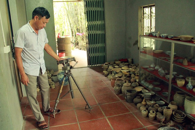 Bắc Giang: Kỳ lạ người đ&agrave;n &ocirc;ng lưu giữ kho cổ vật h&agrave;ng ngh&igrave;n năm chất đống quanh nh&agrave; - Ảnh 4.