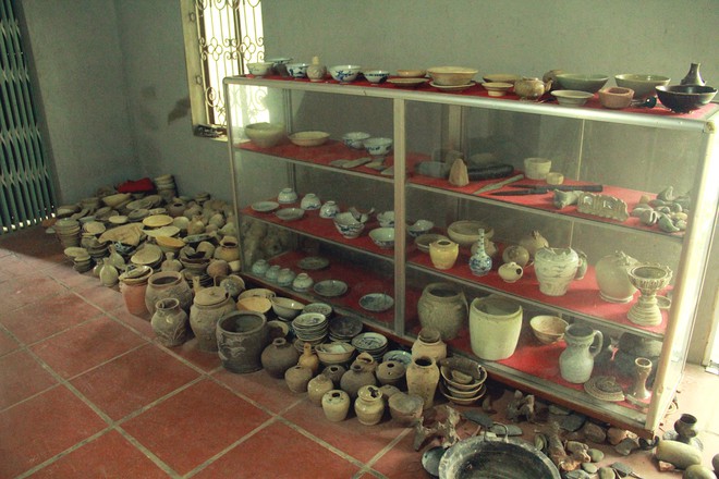 Bắc Giang: Kỳ lạ người đ&agrave;n &ocirc;ng lưu giữ kho cổ vật h&agrave;ng ngh&igrave;n năm chất đống quanh nh&agrave; - Ảnh 3.