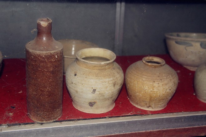 Bắc Giang: Kỳ lạ người đ&agrave;n &ocirc;ng lưu giữ kho cổ vật h&agrave;ng ngh&igrave;n năm chất đống quanh nh&agrave; - Ảnh 6.