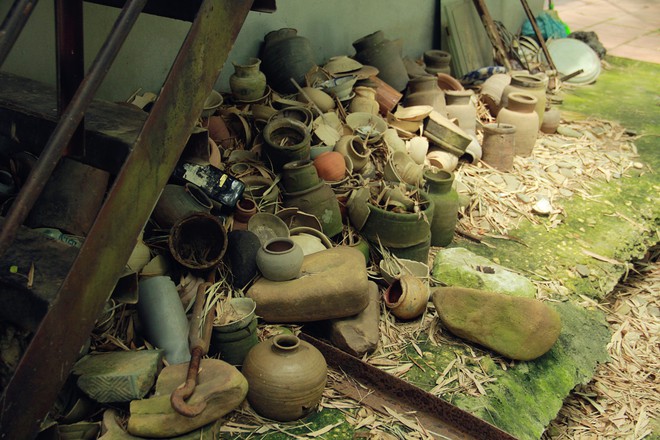 Bắc Giang: Kỳ lạ người đàn ông lưu giữ kho cổ vật hàng nghìn năm chất đống quanh nhà - Ảnh 11.
