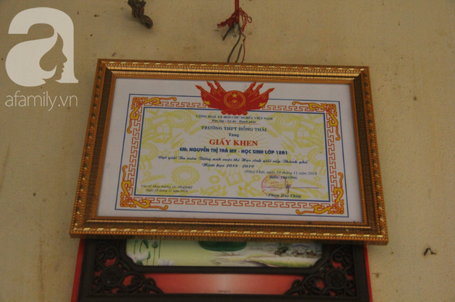 Vừa học, vừa &ocirc;m em cho đỡ buồn ngủ, nữ sinh trường l&agrave;ng đỗ thủ khoa khối D1 to&agrave;n quốc năm 2019 - Ảnh 2.