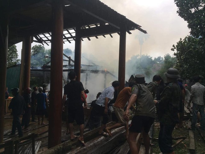 Nhà cháy trong lúc cha mẹ đi chữa bệnh, 3 anh em ngơ ngác bên đống tro tàn - Ảnh 4.