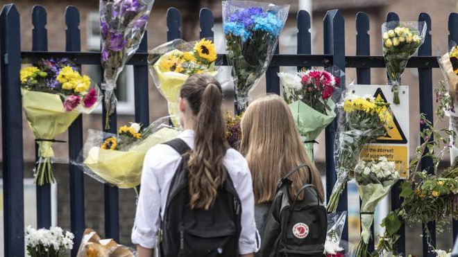 Vụ cậu b&eacute; tự tử trước mặt 50 bạn học: Nh&acirc;n chứng kể lại khoảnh khắc kinh ho&agrave;ng khi t&agrave;u chạy qua, h&eacute; lộ l&yacute; do bị bắt nạt khiến phụ huynh giật m&igrave;nh - Ảnh 6.