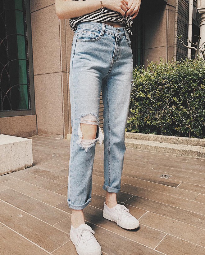 Th&ecirc;m tips mặc đẹp từ style tưởng như phi thực tế của c&aacute;c C&ocirc;ng nương: 3 mẫu gi&agrave;y kết hợp cực nuột với quần jeans - Ảnh 6.