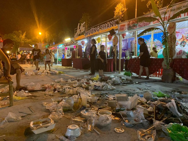 Sốc với cảnh tượng rác ngập tận mắt đêm khai mạc Festival Văn hóa ẩm thực du lịch Quốc tế ở Nghệ An - Ảnh 1.