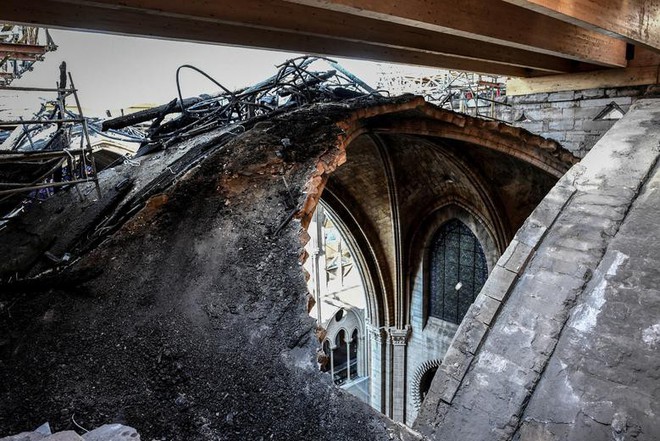 Nhà thờ Đức Bà Paris sau 3 tháng bị ngọn lửa nhấn chìm: Khung cảnh ảm đạm đến lạ, quá trình tu sửa vẫn diễn ra - Ảnh 11.