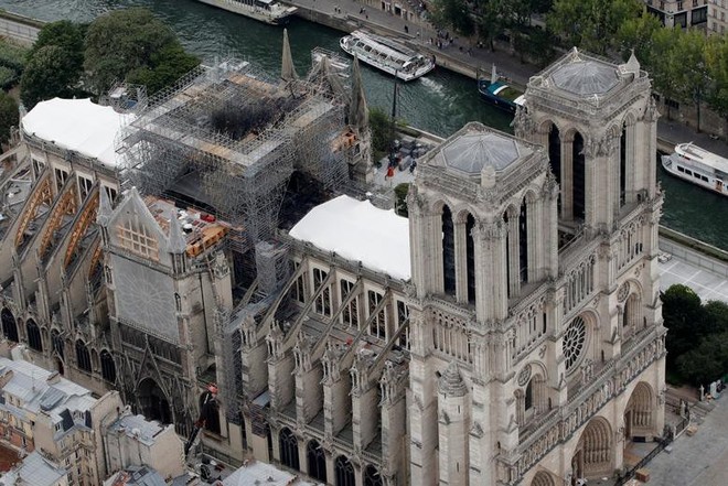 Nhà thờ Đức Bà Paris sau 3 tháng bị ngọn lửa nhấn chìm: Khung cảnh ảm đạm đến lạ, quá trình tu sửa vẫn diễn ra - Ảnh 14.