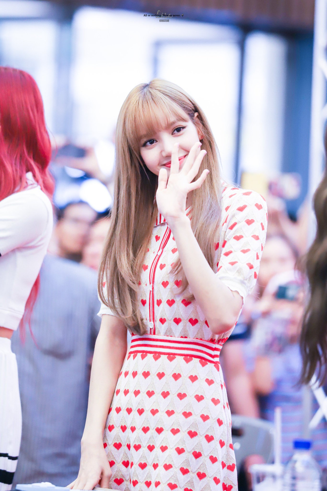 Lisa (Black Pink) diện váy vóc bánh bèo điệu đà: Nghe tưởng vô lý nhưng hóa ra lại rất hợp lý! - Ảnh 3.