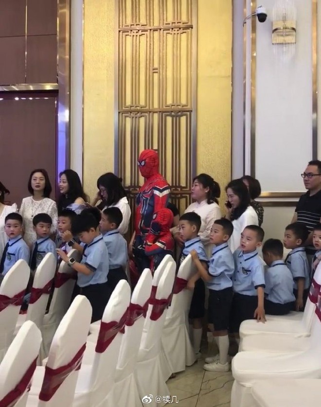 Tin lời con trai mà không kiểm chứng, hai bố con bỗng chiếm spotlight tại lớp học khi hoá thân thành Spider Man - Ảnh 1.