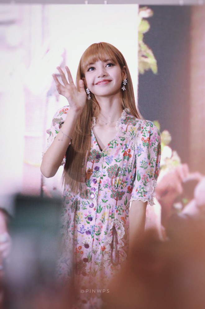 Lisa (Black Pink) diện váy vóc bánh bèo điệu đà: Nghe tưởng vô lý nhưng hóa ra lại rất hợp lý! - Ảnh 2.