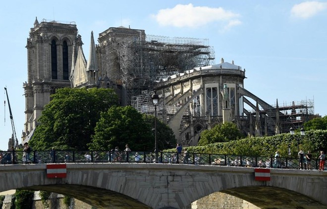 Các trường học gần nhà thờ Đức Bà Paris bị ô nhiễm chì sau vụ hỏa hoạn - Ảnh 1.