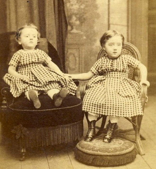 Chi tiết rùng rợn đằng sau bức ảnh gia đình và trào lưu chụp ảnh lạ lùng nhưng cực nổi tiếng ở Anh từ thời Nữ hoàng Victoria - Ảnh 2.