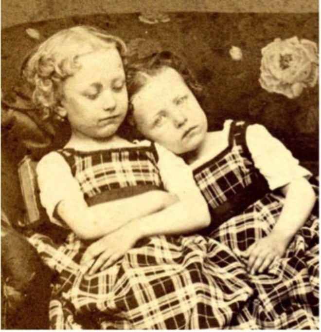 Chi tiết rùng rợn đằng sau bức ảnh gia đình và trào lưu chụp ảnh lạ lùng nhưng cực nổi tiếng ở Anh từ thời Nữ hoàng Victoria - Ảnh 6.
