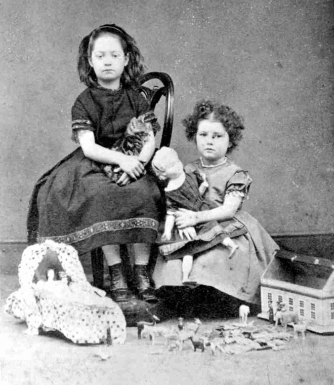 Chi tiết rùng rợn đằng sau bức ảnh gia đình và trào lưu chụp ảnh lạ lùng nhưng cực nổi tiếng ở Anh từ thời Nữ hoàng Victoria - Ảnh 8.
