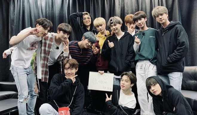 BTS v&agrave; TXT &ldquo;so k&egrave;&rdquo; concert đầu ti&ecirc;n tr&ecirc;n đất Mỹ: Nh&oacute;m phải ph&aacute;t tờ rơi, biểu diễn &ldquo;ch&ugrave;a&rdquo;, nh&oacute;m &ldquo;ch&aacute;y v&eacute;&rdquo; trong nh&aacute;y mắt - Ảnh 6.