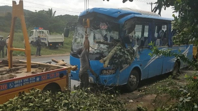 Xe khách tông xe máy rồi lao thẳng vào gốc cây, 1 người chết, nhiều người bị thương - Ảnh 2.