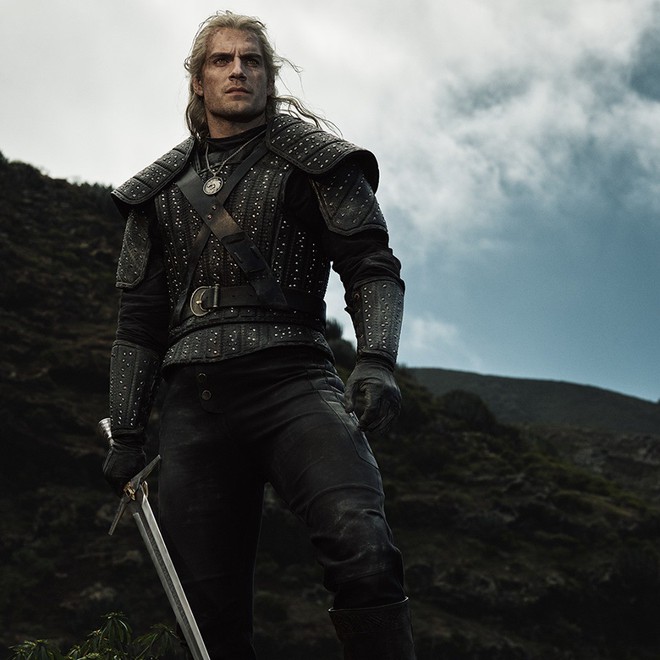 Chán làm siêu nhân, Henry Cavill chuyển sang bắt nạt quái vật trong The Witcher - Ảnh 1.