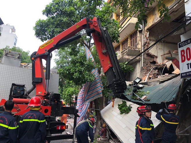 Hà Nội: Sập nhà 2 tầng mặt tiền phố Hàng Bông, hàng đống gạch vữa ngổn ngang trên đường - Ảnh 3.