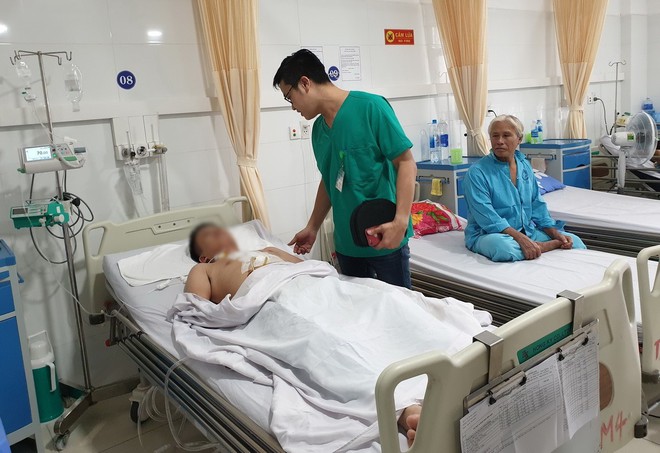 Đ&agrave; Nẵng: Dọn b&agrave;n học cho con, cha trượt ch&acirc;n ng&atilde; bị k&eacute;o đ&acirc;m thấu ngực - Ảnh 1.