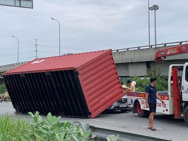 TP.HCM: Thùng container rơi đè trúng ô tô ở Sài Gòn, tài xế hoảng loạn thoát chết trong gang tấc - Ảnh 2.