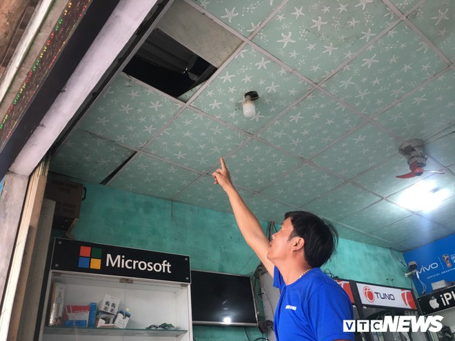 Si&ecirc;u trộm dỡ m&aacute;i t&ocirc;n cửa h&agrave;ng, cuỗm 80 điện thoại trị gi&aacute; 400 triệu đồng - Ảnh 1.