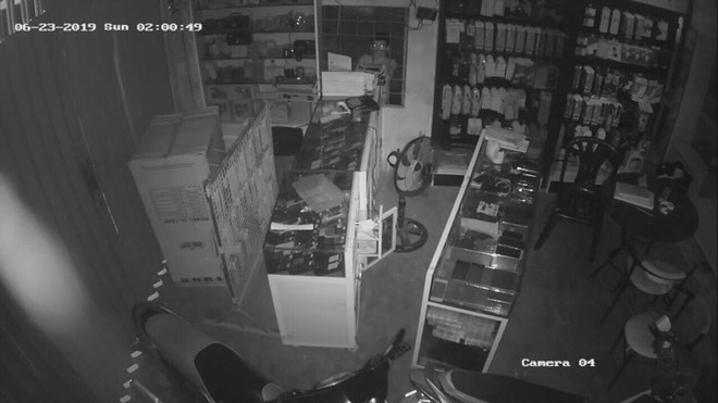 Si&ecirc;u trộm dỡ m&aacute;i t&ocirc;n cửa h&agrave;ng, cuỗm 80 điện thoại trị gi&aacute; 400 triệu đồng - Ảnh 2.