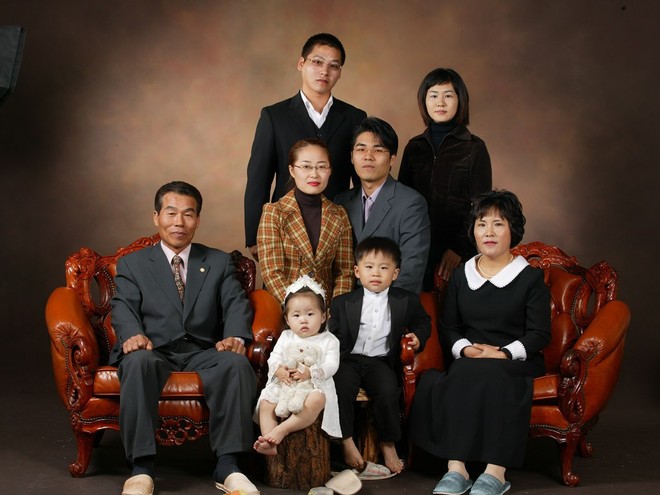 9 kiểu gia đình dị biệt Hàn Quốc: Một vợ một chồng, không có con cho đến người và... cái cây - Ảnh 1.