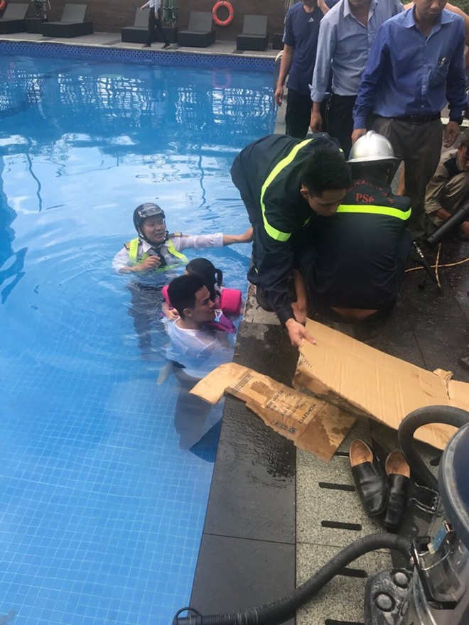 H&agrave; Nội: Một b&eacute; g&aacute;i 4 tuổi bị mắc kẹt tại ống nước bể bơi vừa được giải cứu - Ảnh 1.