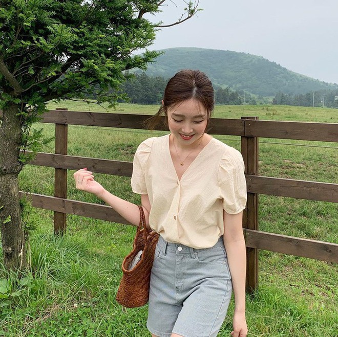 Street style Châu Á: 15 set đồ từ hoa hoét cho đến trơn màu đủ sức cân cả mùa hè 2019 - Ảnh 12.